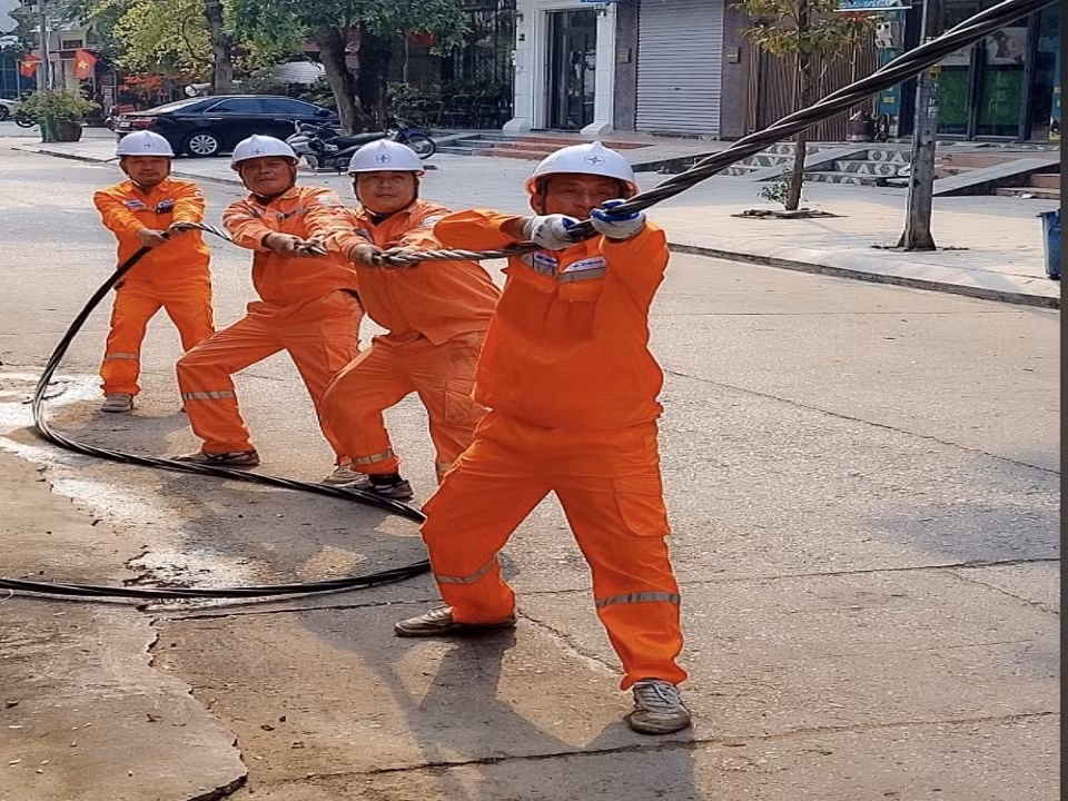 Điện lực Thành phố Móng Cá, Quảng Ninh tích cực kiểm tra hệ thống lưới điện nhằm đảm bảo dòng diện luôn được thông suốt, phục vụ khách hàng an toàn, ổn định. Điện lực Thành phố Móng Cá, Quảng Ninh tích cực kiểm tra hệ thống lưới điện nhằm đảm bảo dòng diện luôn được thông suốt, phục vụ khách hàng an toàn, ổn định.