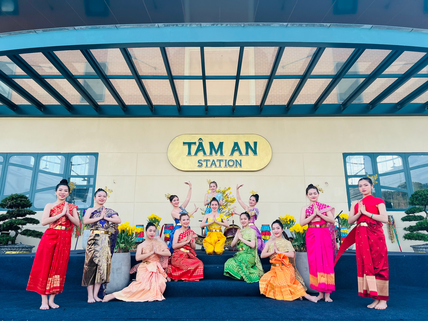 Nhưng ở đỉnh Núi Bà (Tây Ninh), nắng nóng và những khắc nghiệt của thời tiết dường như không chạm tới nơi này. Nhưng ở đỉnh Núi Bà (Tây Ninh), nắng nóng và những khắc nghiệt của thời tiết dường như không chạm tới nơi này.