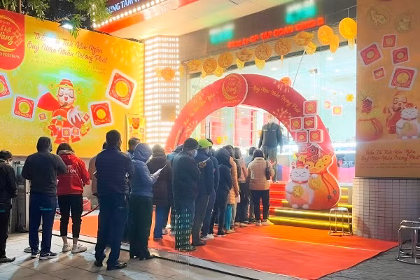 Rất đông khách đã xếp hàng lúc trời chưa sáng để chờ mua vàng tại DOJI Hà Đông