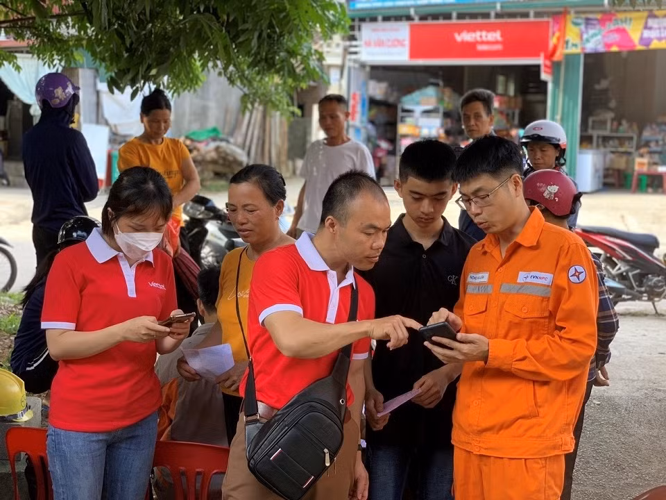 Điện lực Lạng Sơn tuyên truyền và hướng dẫn khách hàng về những tiện ích khi thanh toán tiền điện không sử dụng tiền mặt Điện lực Lạng Sơn tuyên truyền và hướng dẫn khách hàng về những tiện ích khi thanh toán tiền điện không sử dụng tiền mặt