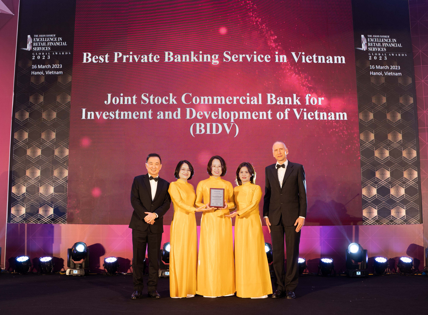 BIDV là ngân hàng đầu tiên đạt giải dịch vụ ngân hàng cao cấp Private Banking tốt nhất Việt Nam. BIDV là ngân hàng đầu tiên đạt giải dịch vụ ngân hàng cao cấp Private Banking tốt nhất Việt Nam.