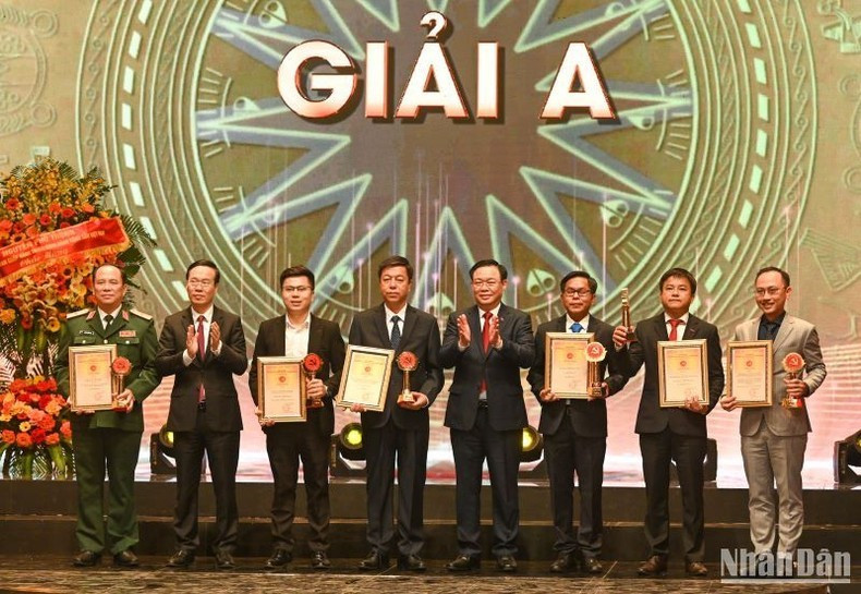 Chủ tịch Quốc hội Vương Đình Huệ và Thường trực Ban Bí thư Võ Văn Thưởng trao giải A cho các tác giả, nhóm tác giả. (Ảnh: DUY LINH) Chủ tịch Quốc hội Vương Đình Huệ và Thường trực Ban Bí thư Võ Văn Thưởng trao giải A cho các tác giả, nhóm tác giả. (Ảnh: DUY LINH)
