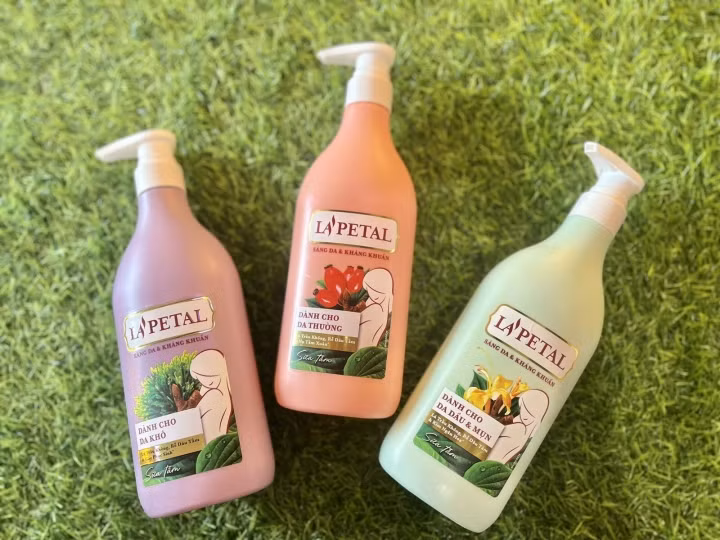 La’Petal ra đời với mong muốn mang đến sản phẩm sữa tắm Sáng da & Kháng khuẩn mà vẫn dịu nhẹ, thân thiện với làn da. La’Petal ra đời với mong muốn mang đến sản phẩm sữa tắm Sáng da & Kháng khuẩn mà vẫn dịu nhẹ, thân thiện với làn da.