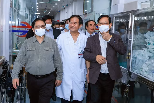 Thủ tướng kiểm tra tình hình đáp ứng vật tư y tế và thuốc men tại Bệnh viện Bạch Mai - Ảnh: VGP/Nhật Bắc