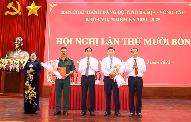 Lãnh đạo tỉnh Bà Rịa - Vũng Tàu trao quyết định và chúc mừng Đại tá Lê Xuân Bình và đồng chí Hoàng Nguyên Dinh