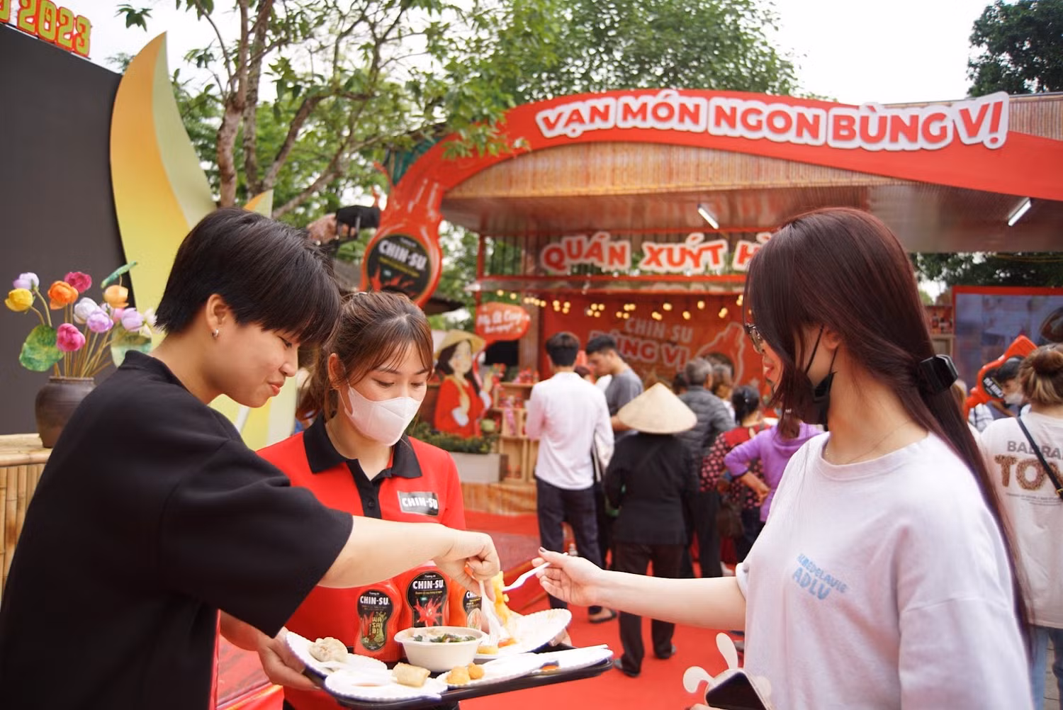 Giới trẻ hào hứng trải nghiệm các món ngon cùng tương ớt và nước mắm Chin-su. Giới trẻ hào hứng trải nghiệm các món ngon cùng tương ớt và nước mắm Chin-su.