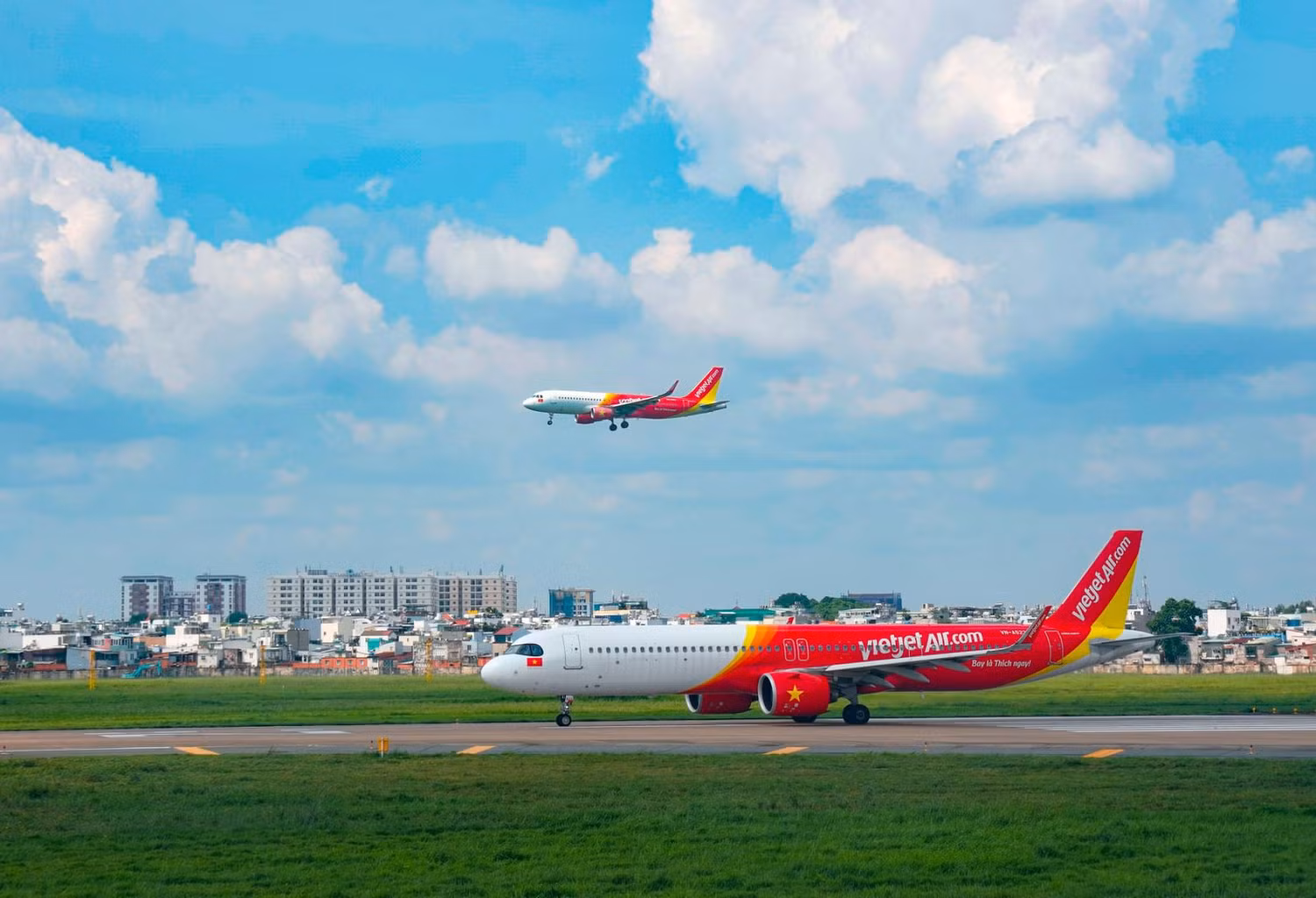 Vietjet sẵn sàng chào đón các hành khách trên chuyến bay chuyên chở những nụ cười, tàu bay mới A330 hiện đại nhất khu vực. Vietjet sẵn sàng chào đón các hành khách trên chuyến bay chuyên chở những nụ cười, tàu bay mới A330 hiện đại nhất khu vực.