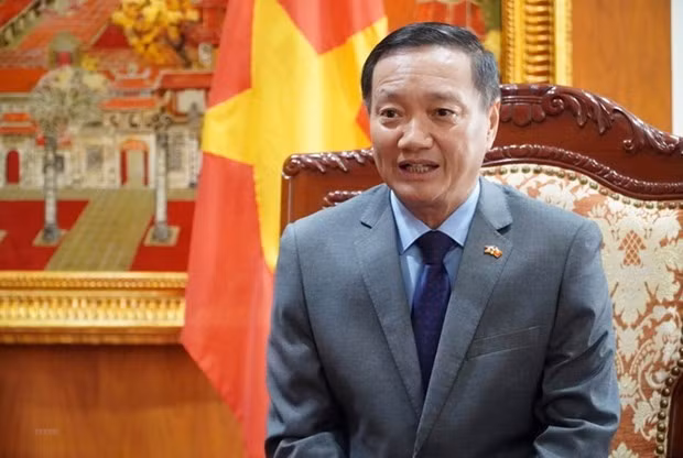 Đại sứ Nguyễn Bá Hùng: Chuyến thăm hữu nghị chính thức Lào lần này của Chủ tịch nước Võ Văn Thưởng có ý nghĩa rất to lớn, là mốc son mới trong quan hệ hai nước. Đại sứ Nguyễn Bá Hùng: Chuyến thăm hữu nghị chính thức Lào lần này của Chủ tịch nước Võ Văn Thưởng có ý nghĩa rất to lớn, là mốc son mới trong quan hệ hai nước.