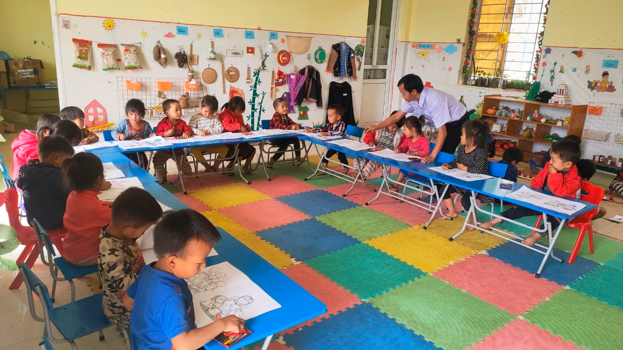 Hàng ngày thầy Câu nuôi dạy chăm sóc, nấu ăn cho các em học sinh ở lớp học ghép của mình. Ảnh: Nhà trường cung cấp. Hàng ngày thầy Câu nuôi dạy chăm sóc, nấu ăn cho các em học sinh ở lớp học ghép của mình. Ảnh: Nhà trường cung cấp.