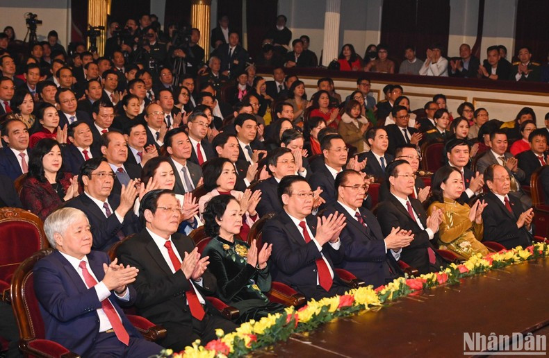 Các đồng chí lãnh đạo, nguyên lãnh đạo Đảng, Nhà nước và các đại biểu dự lễ trao giải. (Ảnh: DUY LINH) Các đồng chí lãnh đạo, nguyên lãnh đạo Đảng, Nhà nước và các đại biểu dự lễ trao giải. (Ảnh: DUY LINH)