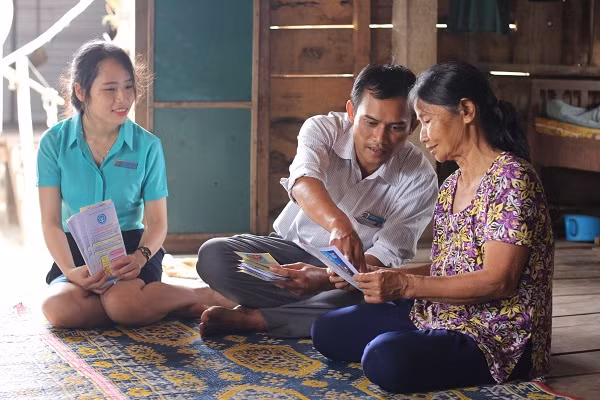 Chính sách bảo hiểm xã hội, bảo hiểm y tế đã từng bước được hoàn thiện theo hướng mở rộng quyền lợi của người tham gia và thụ hưởng chính sách. Chính sách bảo hiểm xã hội, bảo hiểm y tế đã từng bước được hoàn thiện theo hướng mở rộng quyền lợi của người tham gia và thụ hưởng chính sách.