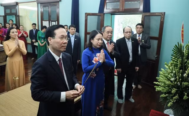 Chủ tịch nước Võ Văn Thưởng dâng hương tưởng nhớ Chủ tịch Hồ Chí Minh tại Nhà 67, Khu di tích Chủ tịch Hồ Chí Minh trong Phủ Chủ tịch - Ảnh: Trang tin Văn phòng Chủ tịch nước Chủ tịch nước Võ Văn Thưởng dâng hương tưởng nhớ Chủ tịch Hồ Chí Minh tại Nhà 67, Khu di tích Chủ tịch Hồ Chí Minh trong Phủ Chủ tịch - Ảnh: Trang tin Văn phòng Chủ tịch nước
