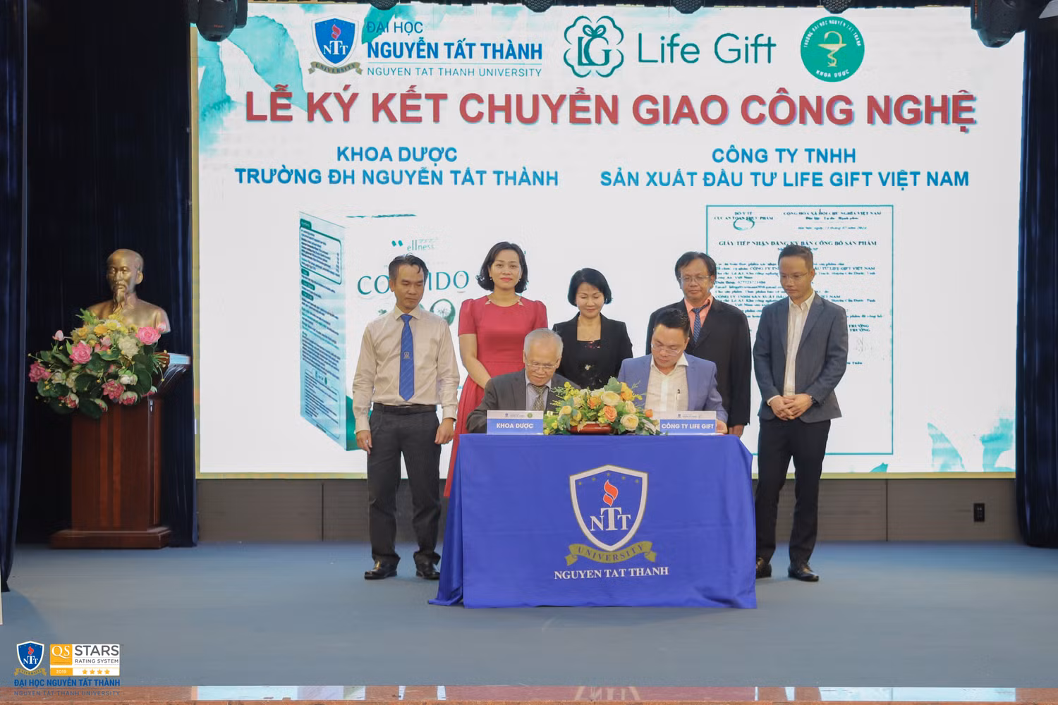 Trường Đại học Nguyễn Tất Thành và Công ty Trách nhiệm hữu hạn sản xuất đầu tư Life Gift Việt Nam ký kết biên bản ghi nhớ hợp tác chuyển giao công nghệ sản phẩm trà tiêu độc.