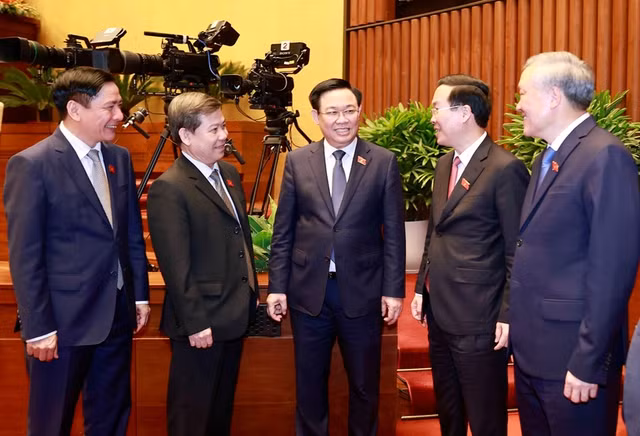 Chủ tịch nước Võ Văn Thưởng, Chủ tịch Quốc hội Vương Đình Huệ, Chánh án Tòa án nhân dân tối cao Nguyễn Hòa Bình, Viện trưởng Viện Kiểm sát nhân dân tối cao Lê Minh Trí, Chủ nhiệm Văn phòng Quốc hội Bùi Văn Cường trao đổi bên lề phiên chất vấn. Chủ tịch nước Võ Văn Thưởng, Chủ tịch Quốc hội Vương Đình Huệ, Chánh án Tòa án nhân dân tối cao Nguyễn Hòa Bình, Viện trưởng Viện Kiểm sát nhân dân tối cao Lê Minh Trí, Chủ nhiệm Văn phòng Quốc hội Bùi Văn Cường trao đổi bên lề phiên chất vấn.