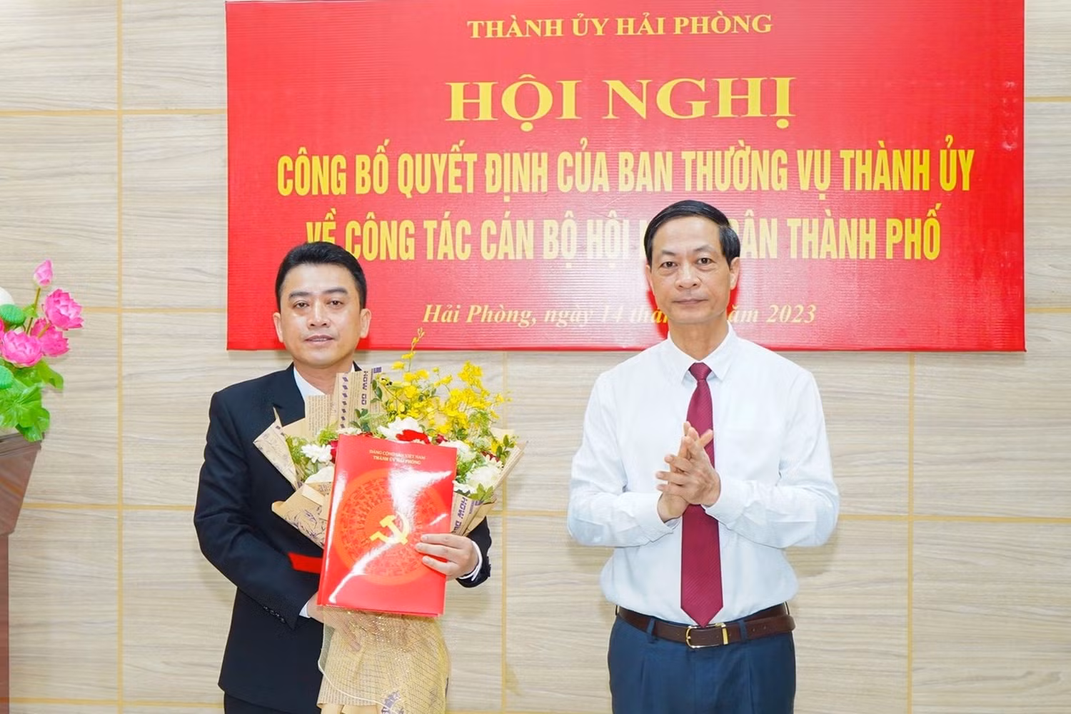 Đồng chí Đỗ Mạnh Hiến, Phó Bí thư Thường trực Thành ủy Hải Phòng trao Quyết định và chúc mừng đồng chí Trần Quang Tường.
