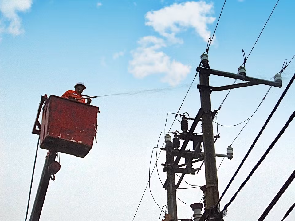 Ứng dụng công nghệ rửa sứ Hotline giúp nâng cao độ tin cậy cung cấp điện, giảm thiểu tối đa thời gian mất điện cho khách hàng Ứng dụng công nghệ rửa sứ Hotline giúp nâng cao độ tin cậy cung cấp điện, giảm thiểu tối đa thời gian mất điện cho khách hàng