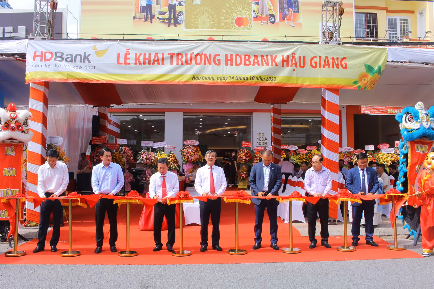 Nhân dịp khai trương HDBank Hậu Giang (tháng 10/2022), HDBank trao tặng 2 căn nhà tình thương cho hộ cận nghèo trên địa bàn tỉnh.