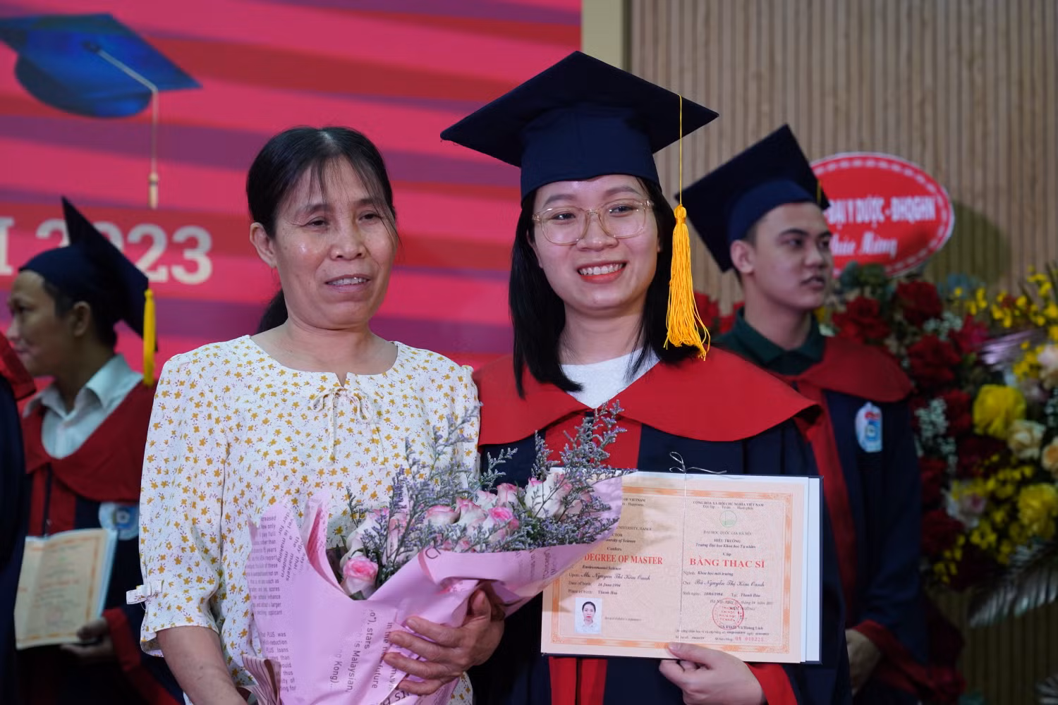 Niềm vui của tân thạc sĩ và người thân tại Lễ trao bằng. Ảnh: Minh Nguyệt