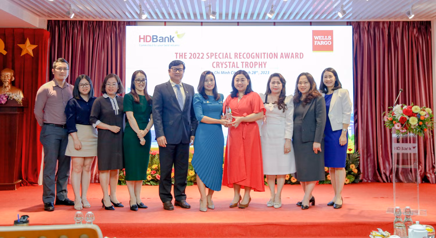 Ngân hàng Wells Fargo đã trao giải thưởng đặc biệt chất lượng thanh toán quốc tế xuất sắc năm 2022 (The 2022 Special Recognition Award - Crystal Trophy) cho HDBank. Ngân hàng Wells Fargo đã trao giải thưởng đặc biệt chất lượng thanh toán quốc tế xuất sắc năm 2022 (The 2022 Special Recognition Award - Crystal Trophy) cho HDBank.