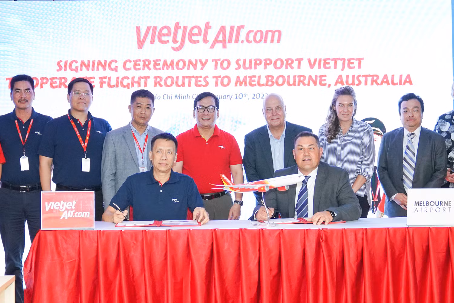 Giám đốc Điều hành Vietjet Đinh Việt Phương và Bộ trưởng Tim Pallas chứng kiến Lễ ký kết mở đường bay của Vietjet đến Úc Giám đốc Điều hành Vietjet Đinh Việt Phương và Bộ trưởng Tim Pallas chứng kiến Lễ ký kết mở đường bay của Vietjet đến Úc