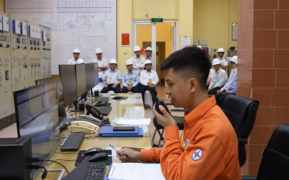 Nhân viên vận hành trạm biến áp 22kV Hà Đông báo cáo các cấp điều độ