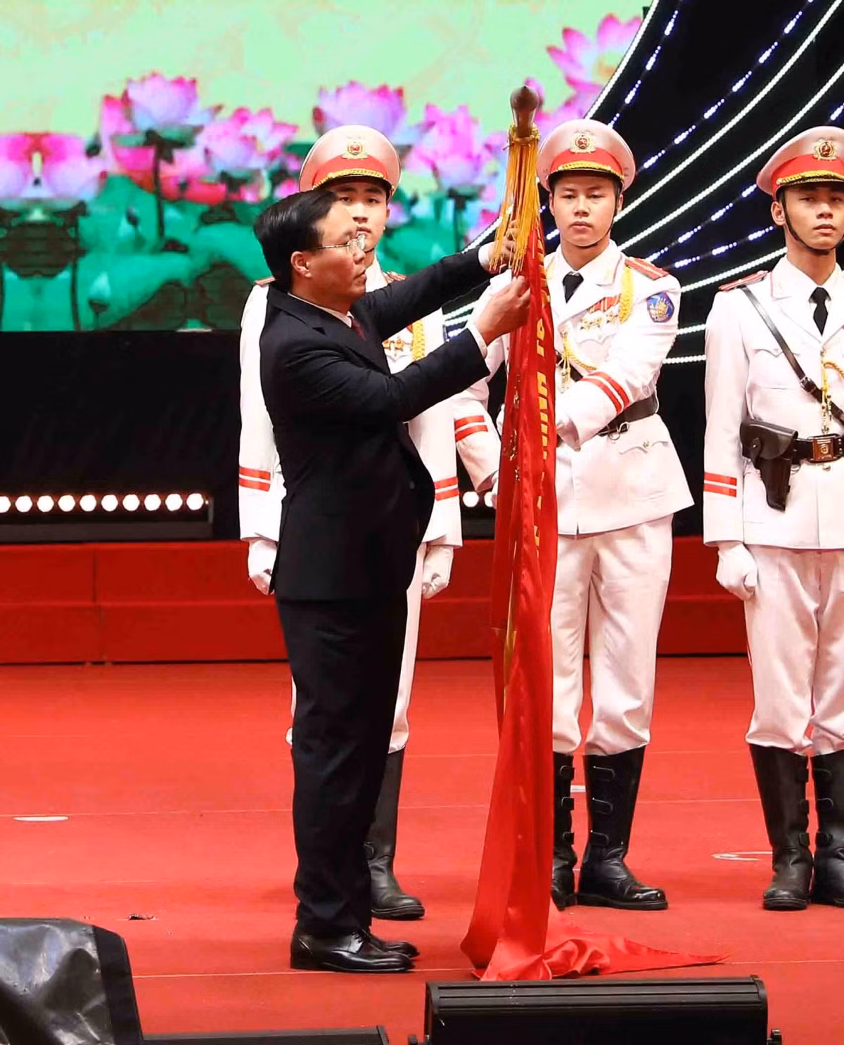 Chủ tịch nước Võ Văn Thưởng gắn Huân chương Bảo vệ Tổ quốc Hạng nhất lên lá cờ truyền thống của lực lượng Công an nhân dân