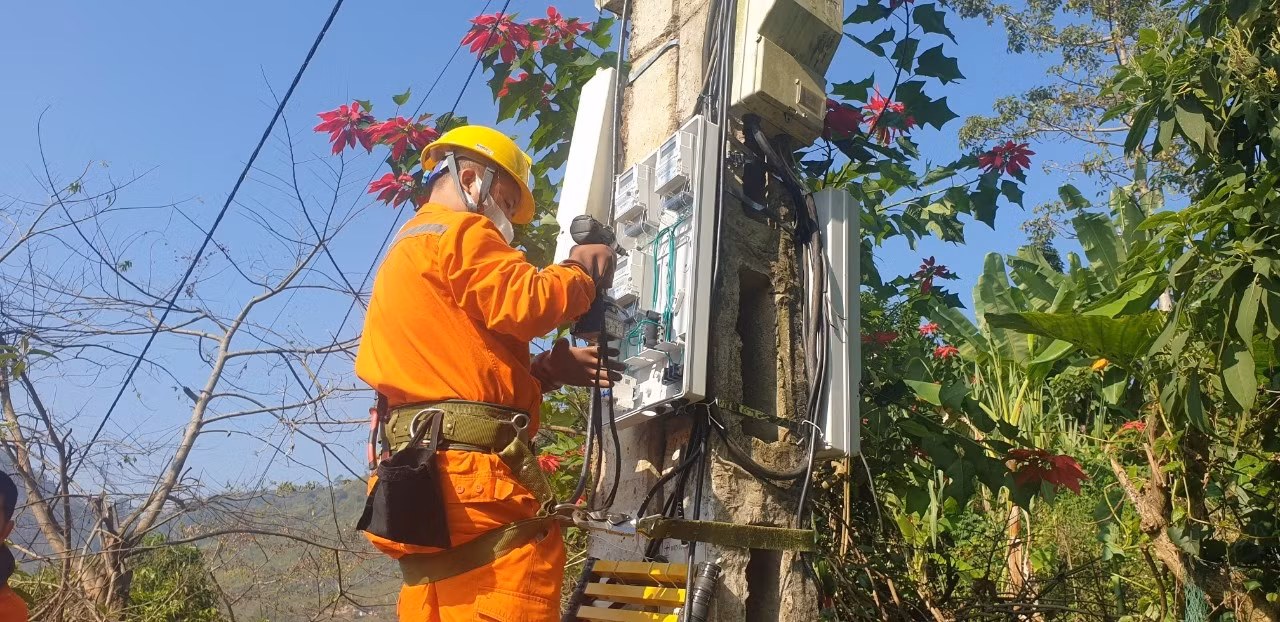 Công nhân điện lực Mường Chà (Điện Biên) lắp điện sinh hoạt mới cho khách hàng. Công nhân điện lực Mường Chà (Điện Biên) lắp điện sinh hoạt mới cho khách hàng.