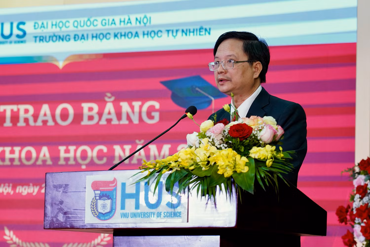Giáo sư, Tiến sĩ khoa học Vũ Hoàng Linh - Hiệu trưởng Trường Đại học Khoa học Tự nhiên - Đại học Quốc gia Hà Nội phát biểu khai mạc buổi lễ. Ảnh: Minh Nguyệt