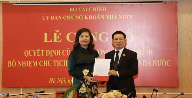 Bộ trưởng Bộ Tài chính Hồ Đức Phớc trao quyết định bổ nhiệm Chủ tịch Ủy ban Chứng khoán Nhà nước đối với bà Vũ Thị Chân Phương. Ảnh: Báo Nhân dân Bộ trưởng Bộ Tài chính Hồ Đức Phớc trao quyết định bổ nhiệm Chủ tịch Ủy ban Chứng khoán Nhà nước đối với bà Vũ Thị Chân Phương. Ảnh: Báo Nhân dân