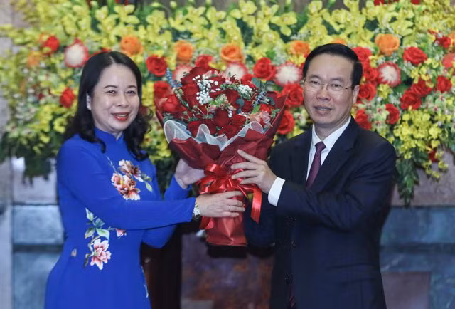 Phó Chủ tịch nước Võ Thị Ánh Xuân tặng hoa, chúc mừng Chủ tịch nước Võ Văn Thưởng - Ảnh: Trang tin Văn phòng Chủ tịch nước Phó Chủ tịch nước Võ Thị Ánh Xuân tặng hoa, chúc mừng Chủ tịch nước Võ Văn Thưởng - Ảnh: Trang tin Văn phòng Chủ tịch nước
