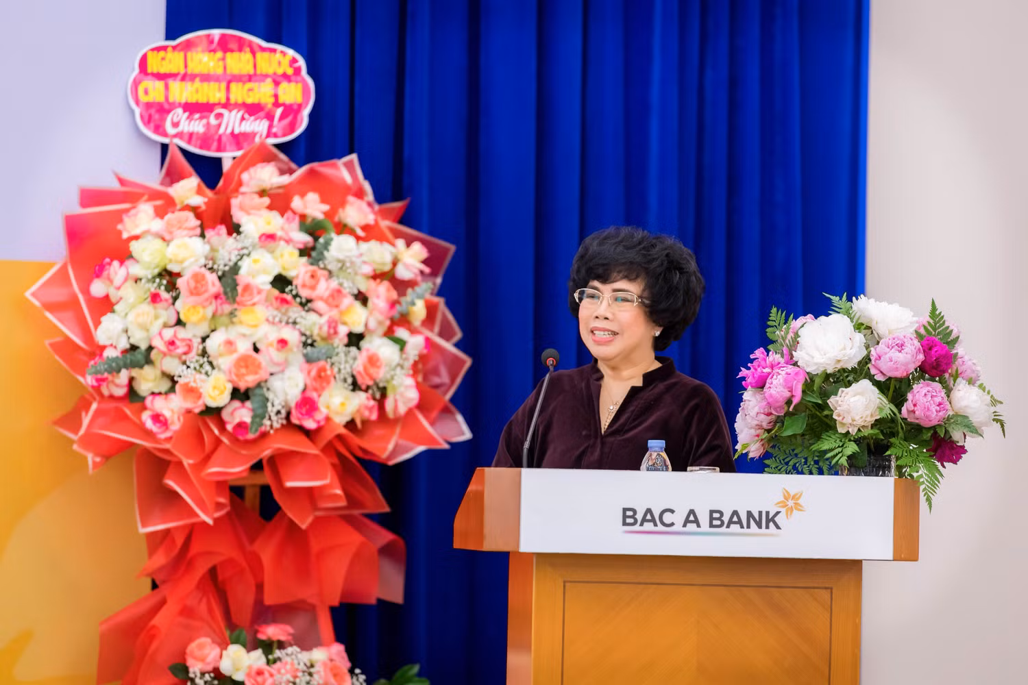 Anh hùng Lao động Thời kỳ đổi mới, Phó Chủ tịch Hội đồng quản trị, Tổng Giám đốc Thái Hương phát biểu và trả lời cổ đông