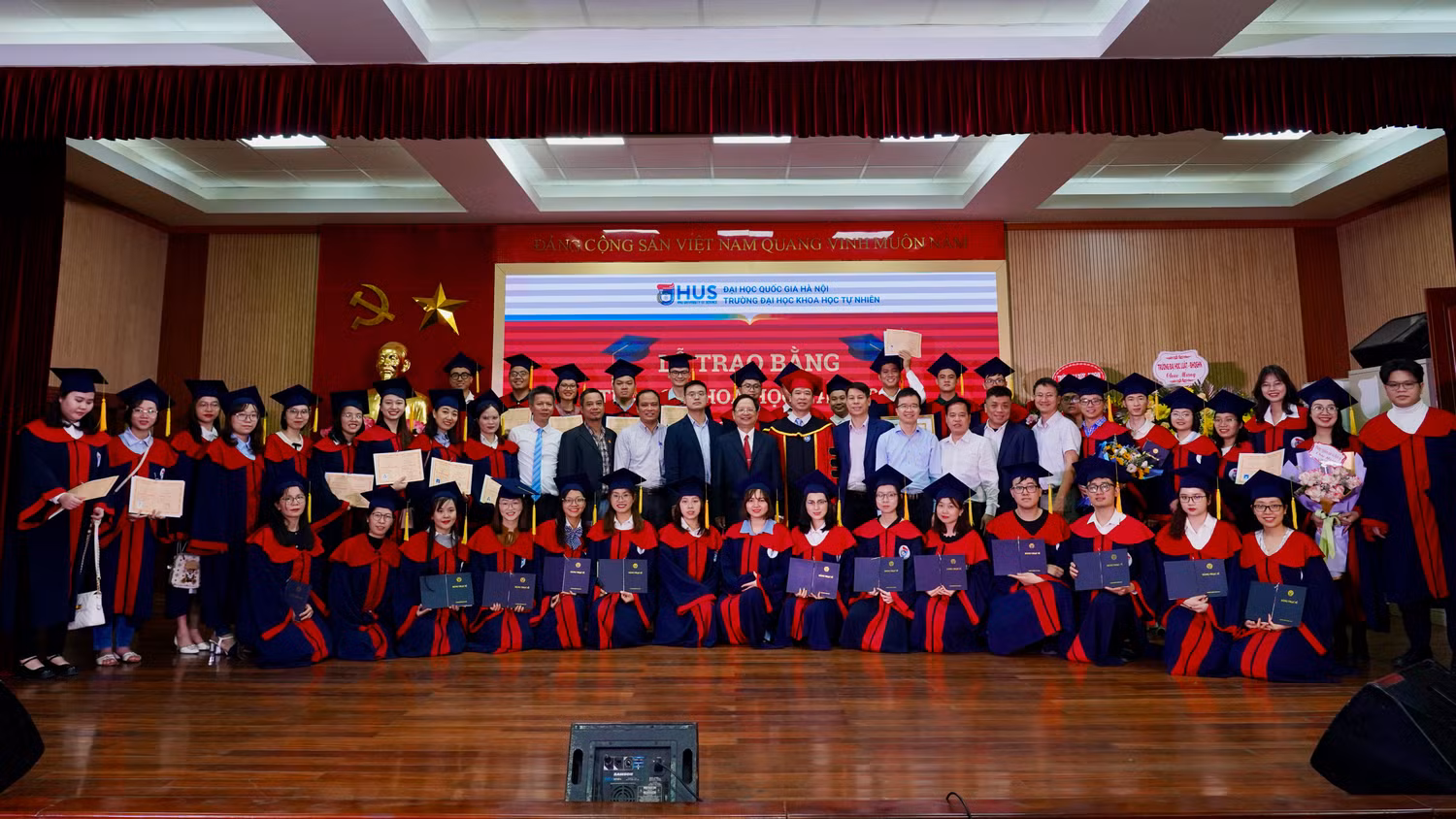 Các thầy cô và tân thạc sĩ chụp ảnh kỷ niệm. Ảnh: Minh Nguyệt