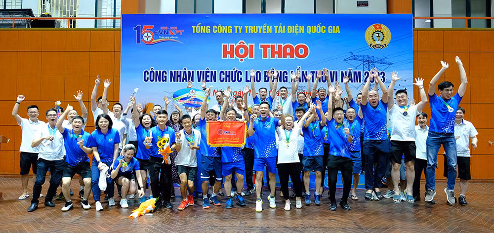 Ban Tổ chức trao giải cho các đội thi và các vận động viên Ban Tổ chức trao giải cho các đội thi và các vận động viên