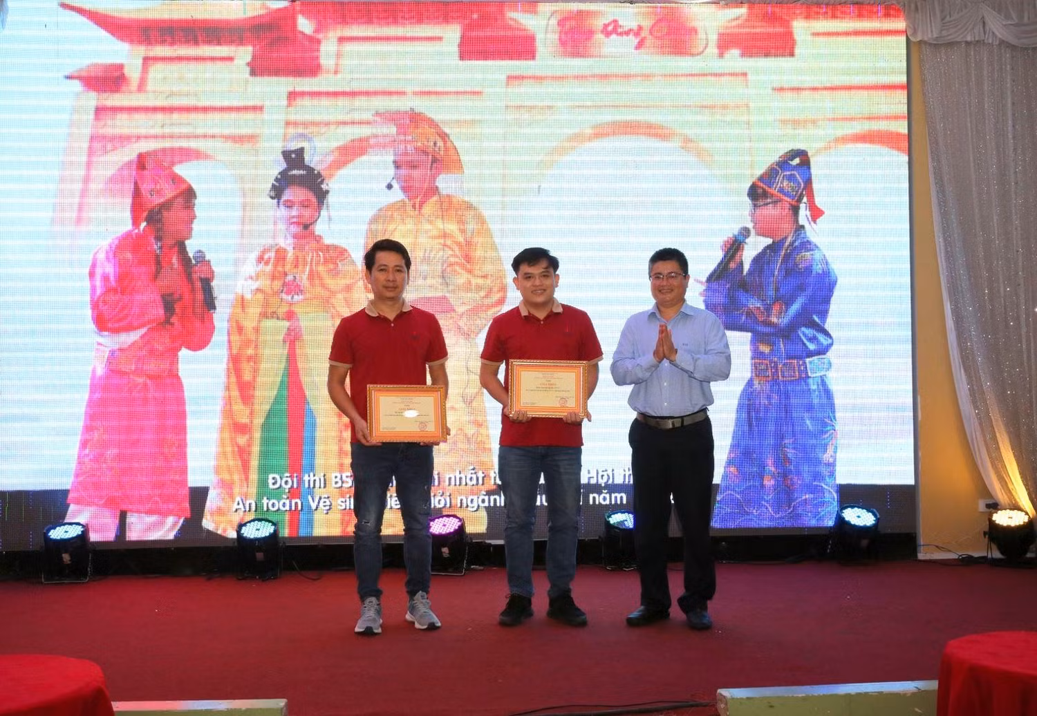 Ban lãnh đạo Công ty trao tặng giấy khen cho Đoàn Công ty cổ phần Lọc hóa dầu Bình Sơn tham gia Hội thi An toàn vệ sinh viên giỏi ngành Dầu khí. Ảnh: BSR Ban lãnh đạo Công ty trao tặng giấy khen cho Đoàn Công ty cổ phần Lọc hóa dầu Bình Sơn tham gia Hội thi An toàn vệ sinh viên giỏi ngành Dầu khí. Ảnh: BSR