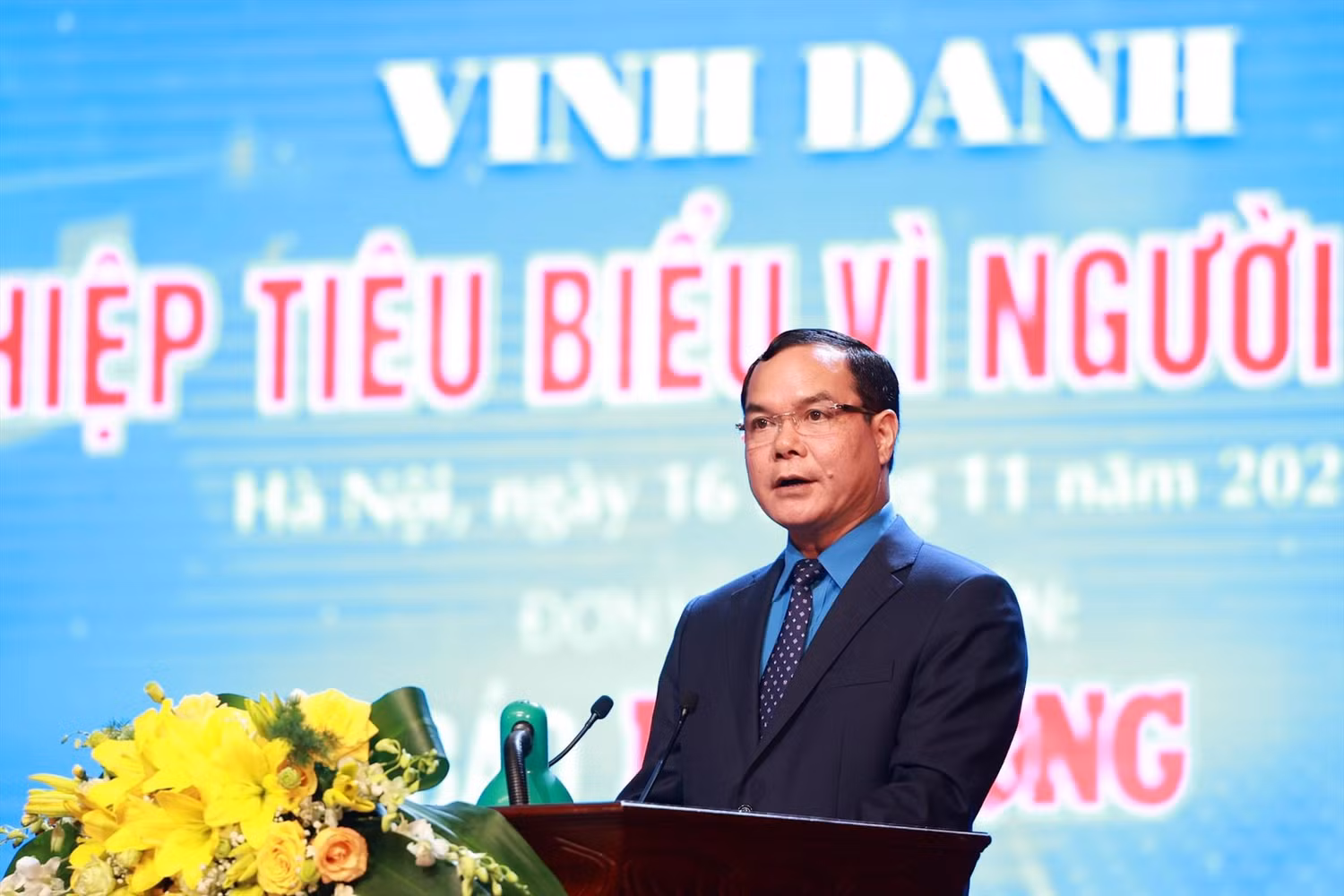Ông Nguyễn Đình Khang, Ủy viên Trung ương Đảng, Chủ tịch Tổng Liên đoàn Lao động Việt Nam, Trưởng Ban Chỉ đạo chương trình phát biểu khai mạc buổi lễ. Ảnh: Hải Nguyễn