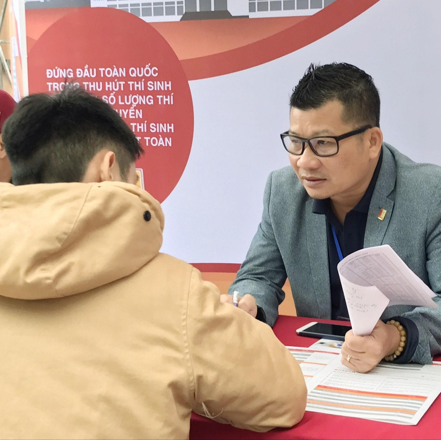 Tính đến nay, Tiến sĩ Phạm Quang đã công bố 43 bài báo khoa học, trong đó 14 bài báo khoa học trên tạp chí quốc tế có uy tín. Ảnh: Trường Đại học Bách khoa Hà Nội Tính đến nay, Tiến sĩ Phạm Quang đã công bố 43 bài báo khoa học, trong đó 14 bài báo khoa học trên tạp chí quốc tế có uy tín. Ảnh: Trường Đại học Bách khoa Hà Nội