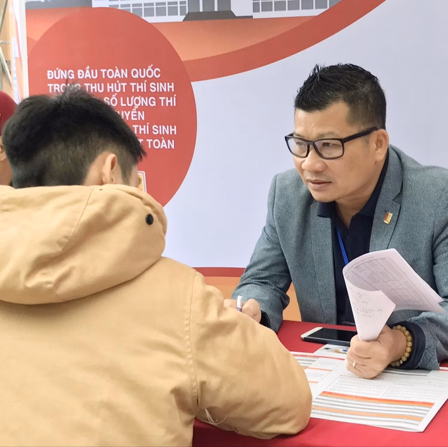 Tính đến nay, Tiến sĩ Phạm Quang đã công bố 43 bài báo khoa học, trong đó 14 bài báo khoa học trên tạp chí quốc tế có uy tín. Ảnh: Trường Đại học Bách khoa Hà Nội
