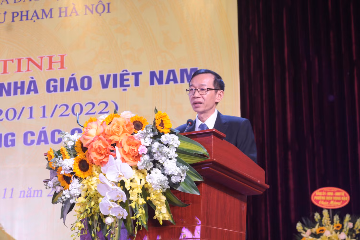 Giáo sư Nguyễn Văn Minh phát biểu tại lễ kỷ niệm 40 năm ngày Nhà giáo Việt Nam 20/11. Ảnh: Doãn Nhàn