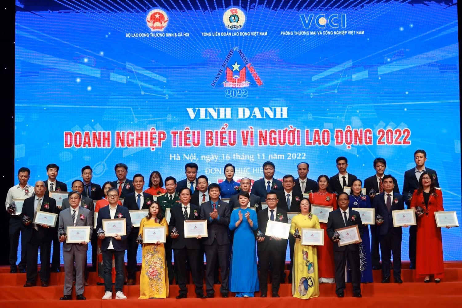 Đại diện Ban tổ chức và các doanh nghiệp nhận giải thưởng chụp ảnh lưu niệm. Ảnh: Hải Nguyễn