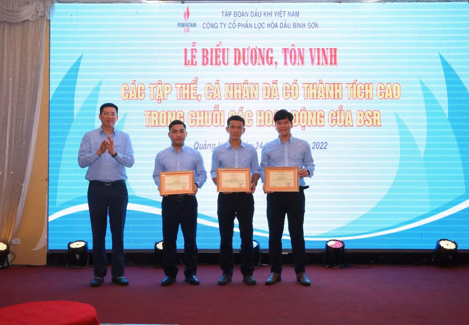 Khen thưởng 1 tập thể, 2 cá nhân Đoàn Công ty cổ phần Lọc hóa dầu Bình Sơn tham gia Hội thi tay nghề Dầu khí 2022. Ảnh: BSR Khen thưởng 1 tập thể, 2 cá nhân Đoàn Công ty cổ phần Lọc hóa dầu Bình Sơn tham gia Hội thi tay nghề Dầu khí 2022. Ảnh: BSR