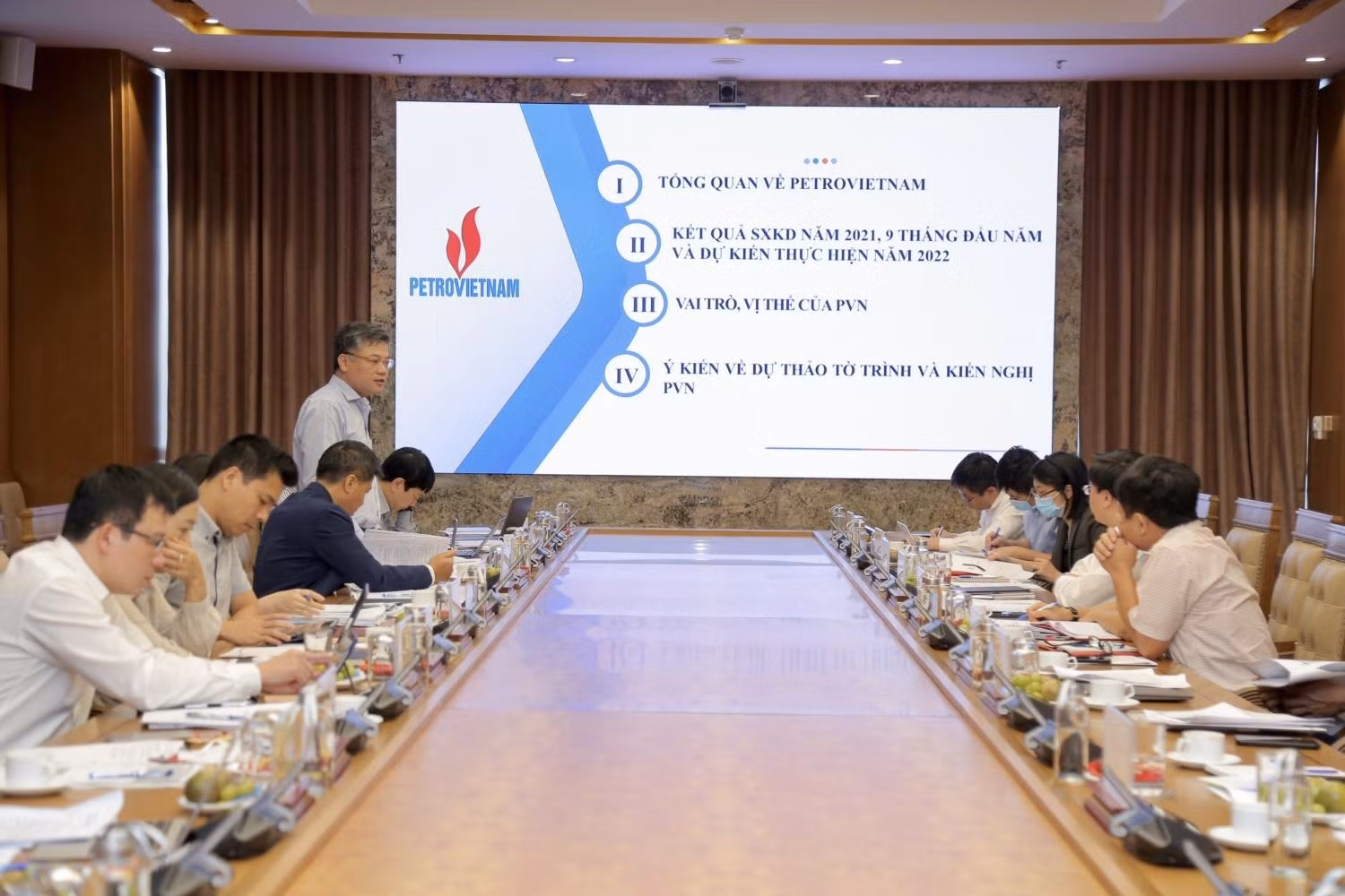 Đại diện Ban Kinh tế Đầu tư báo cáo tổng quan về Petrovietnam. Ảnh: PVN Đại diện Ban Kinh tế Đầu tư báo cáo tổng quan về Petrovietnam. Ảnh: PVN
