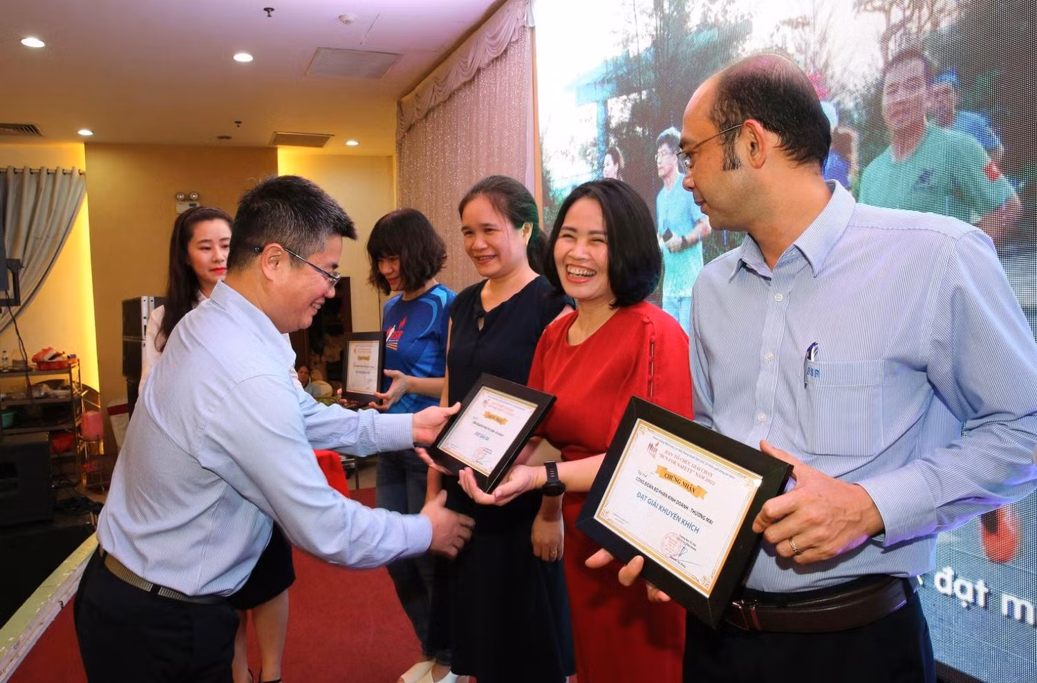 Tuyên dương các tập thể tại giải chạy bộ “Run for Safety”. Ảnh: BSR Tuyên dương các tập thể tại giải chạy bộ “Run for Safety”. Ảnh: BSR