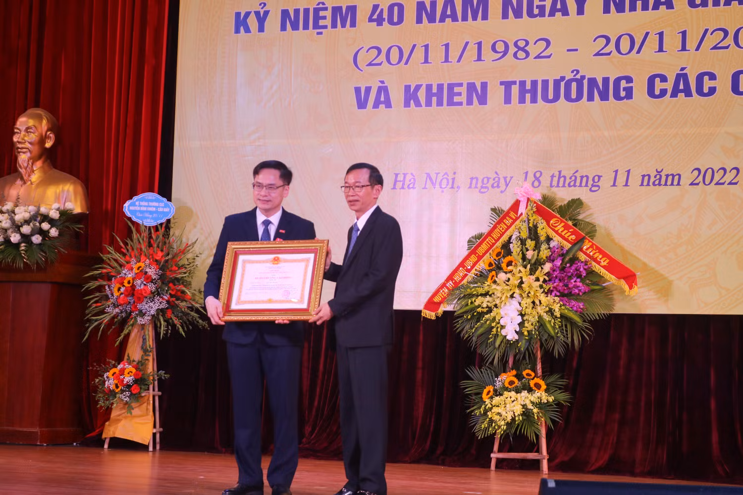 Giáo sư Nguyễn Văn Minh trao huân chương Lao động hạng Ba cho Phó giáo sư - Tiến sĩ Lục Huy Hoàng, Giảng viên cao cấp khoa Vật lý, trường Đại học Sư phạm Hà Nội. Ảnh: Doãn Nhàn