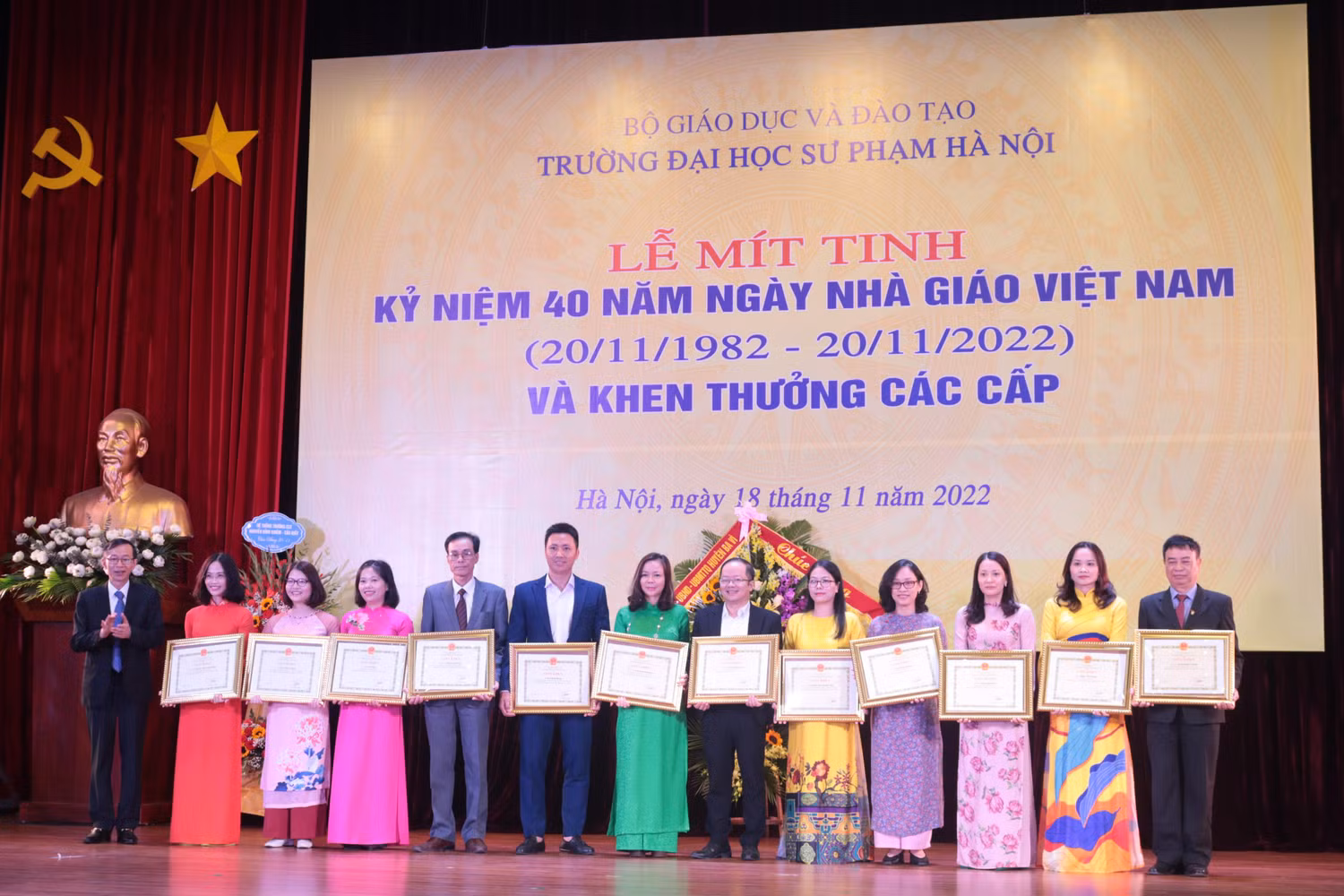 Giáo sư Nguyễn Văn Minh trao tặng bằng khen cho các giảng viên tiêu biểu. Ảnh: Doãn Nhàn