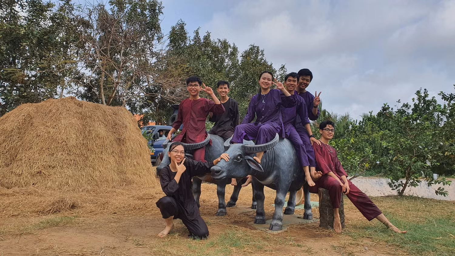 Học sinh khối 12 trường trung học phổ thông chuyên Long An tham gia trải nghiệm tại Nông trại Sân chim Vàm Hồ - Ba Tri Bến Tre. Ảnh: Đoàn trường trung học phổ thông chuyên Long An Học sinh khối 12 trường trung học phổ thông chuyên Long An tham gia trải nghiệm tại Nông trại Sân chim Vàm Hồ - Ba Tri Bến Tre. Ảnh: Đoàn trường trung học phổ thông chuyên Long An
