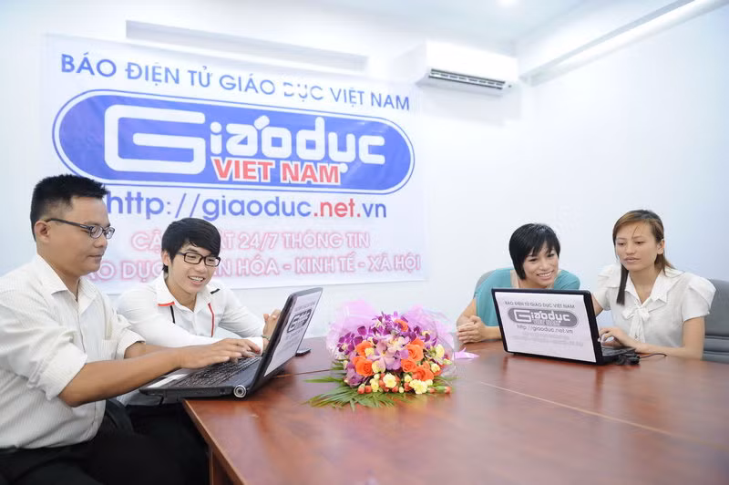 Các khách mời tại văn phòng đại diện phía Nam của Báo Giáo dục Việt Nam, giao lưu trực tuyến với bạn đọc. Các khách mời tại văn phòng đại diện phía Nam của Báo Giáo dục Việt Nam, giao lưu trực tuyến với bạn đọc.