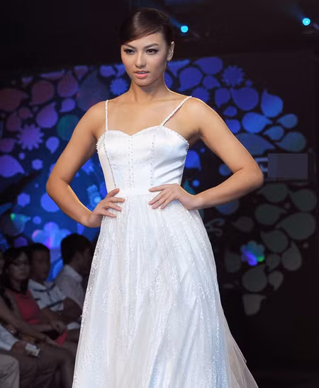 Cô người mẫu Hà Nội Hồng Quế thể hiện vẻ tự tin khi tung váy trình diễn một mẫu áo cưới trong đêm Thời trang và Cuộc sống tối 13/6, tại TP HCM. Hồng Quế vừa Nam tiến phát triển nghề người mẫu sau khi hoàn thành kỳ thi tốt nghiệp THPT. Với gương mặt xinh xắn và phong cách trình diễn tự tin, cô nhanh chóng hòa nhập vào làng thời trang Sài Gòn.
