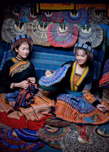 Tại nhà vườn, các họa sĩ không chỉ trưng bày tranh sơn dầu mà còn tạo không gian triển lãm sắp đặt, giới thiệu những trang phục, sản phẩm bằng da được làm hoàn toàn thủ công.