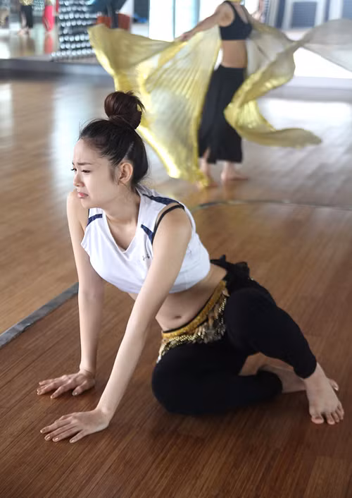Đưa môn belly dance vào bài nhảy freestyle trong đêm chung kết 'Bước nhảy hoàn vũ 2012', ca sĩ đã có những giờ tập luyện vất vả. Trong khi Nam Thành và Anh Thư đều trở về Sài Gòn thì Minh Hằng ở lại Hà Nội để có nhiều thời gian hơn chuẩn bị cho đêm tranh giải nhất nhì của "Bước nhảy hoàn vũ 2012". Hàng ngày, cô và Antanas có mặt ở phòng tập từ sáng tới khuya và ôn bài cùng nhau.