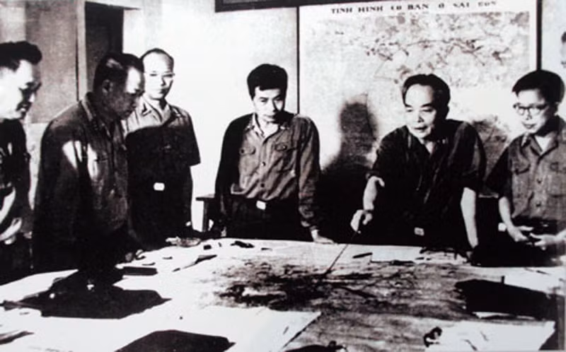 Quân ủy Trung ương đang theo dõi diễn biến Chiến dịch Hồ Chí Minh năm 1975. Trong ảnh, từ trái sang phải: Đại tá Lê Hữu Đức (Cục trưởng Cục tác chiến), Thượng tướng Hoàng Văn Thái (Phó Tổng tham mưu), Thiếu tướng Vũ Xuân Chiêm (Phó Chủ nhiệm Tổng cục Hậu cần), Thượng tướng Song Hào (Chủ nhiệm Tổng cục Chính trị), Đại tướng Võ Nguyên Giáp (Tổng tư lệnh, Bộ trưởng Quốc phòng, Bí thư Quân ủy Trung ương), Trung tướng Lê Quang Đạo (Phó Chủ nhiệm Tổng cục Chính trị). Quân ủy Trung ương đang theo dõi diễn biến Chiến dịch Hồ Chí Minh năm 1975. Trong ảnh, từ trái sang phải: Đại tá Lê Hữu Đức (Cục trưởng Cục tác chiến), Thượng tướng Hoàng Văn Thái (Phó Tổng tham mưu), Thiếu tướng Vũ Xuân Chiêm (Phó Chủ nhiệm Tổng cục Hậu cần), Thượng tướng Song Hào (Chủ nhiệm Tổng cục Chính trị), Đại tướng Võ Nguyên Giáp (Tổng tư lệnh, Bộ trưởng Quốc phòng, Bí thư Quân ủy Trung ương), Trung tướng Lê Quang Đạo (Phó Chủ nhiệm Tổng cục Chính trị).